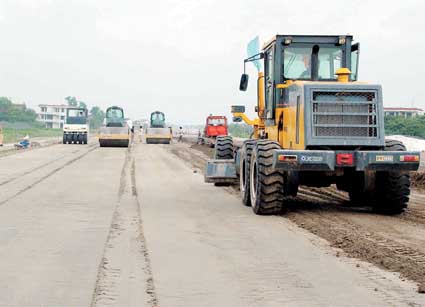 鹽通高速公路路面施工進入尾聲，區(qū)域交通新動脈即將全面貫通