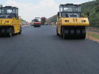 四川道路瀝青施工全覽 從路面工程到瀝青攤鋪的機械化作業